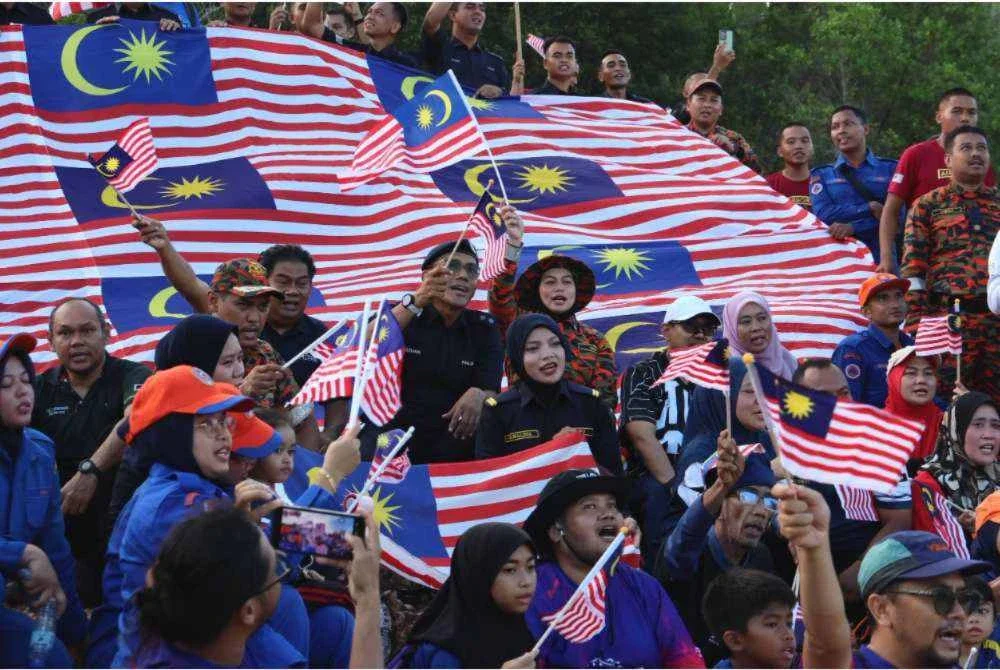 Sebahagian peserta yang memeriahkan Program Pendakian Semarak Merdeka Anggota Beruniform Bersama Media 2026 ke Puncak Bukit Besar di Kuala Terengganu pada Khamis.