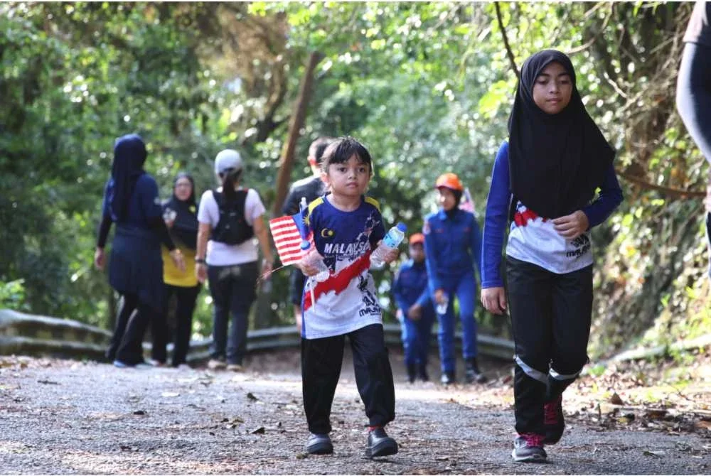 Sebahagian peserta cilik yang memeriahkan Program Pendakian Semarak Merdeka Anggota Beruniform Bersama Media 2026 ke Puncak Bukit Besar, di Kuala Terengganu pada Khamis.