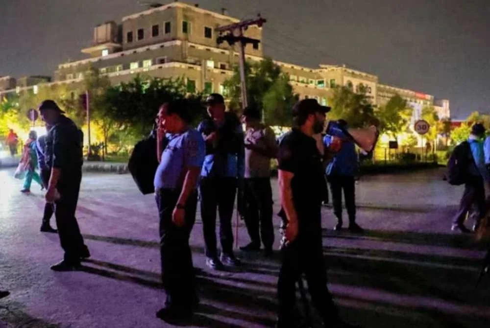 Pihak berkuasa berkawal di luar Hospital Antarabangsa Shifa di Islamabad sebagai langkah berjaga-jaga. - Foto Agensi