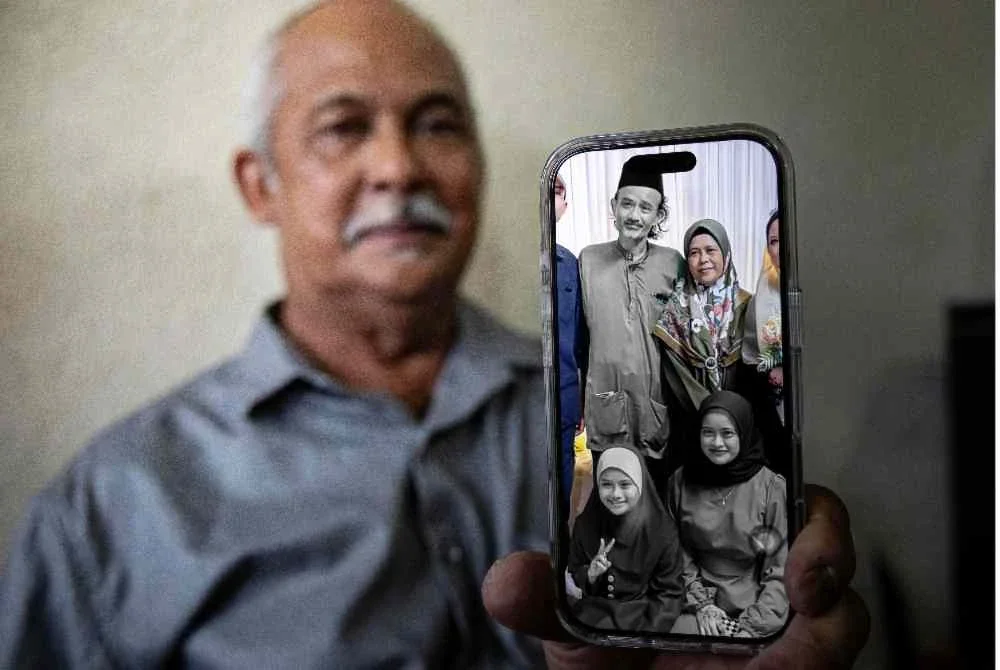 Ahli keluarga mangsa yang terkorban dalam kemalangan lori Jabatan Imigresen Malaysia (JIM) di Jalan Sultan Ismail awal pagi tadi, Mohd Nadzri Razali, 69, menunjukkan gambar keluarga adik perempuannya.