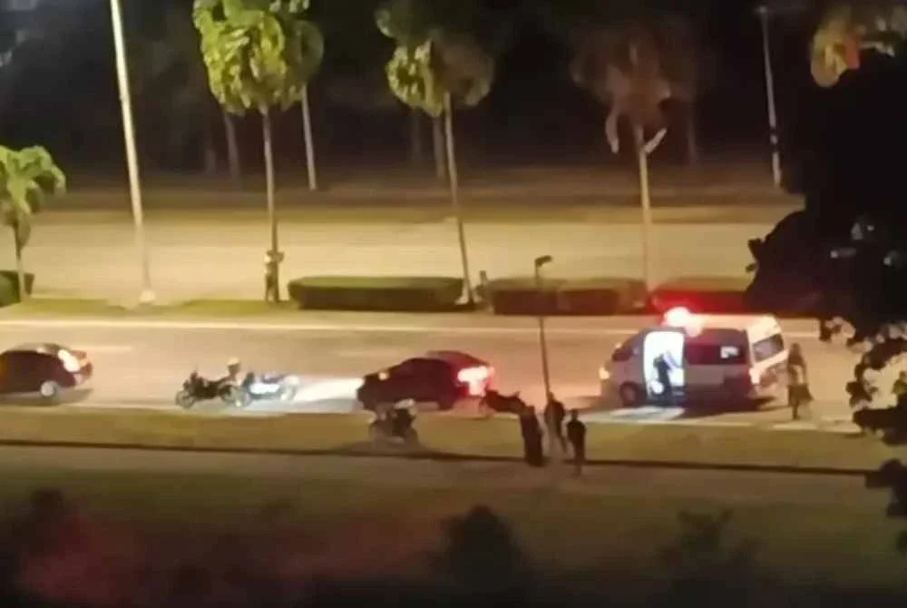 Gambar tular memaparkan kejadian kemalangan maut dua penunggang basikal di Kilometer 9.0 Jalan Persiaran Selatan, Putrajaya pada Khamis.