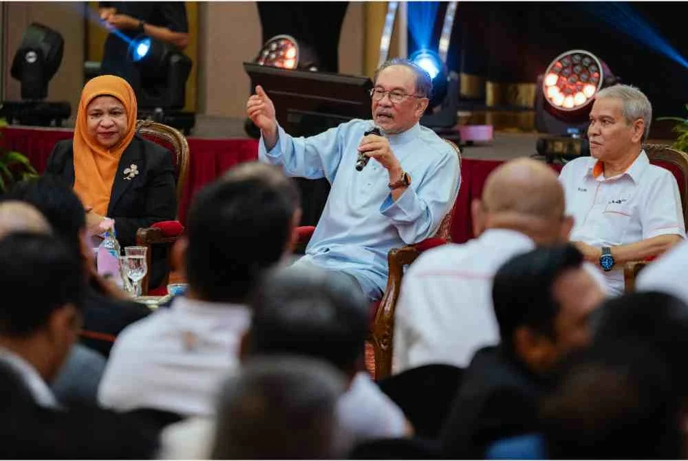 Anwar (tengah) menjawab soalan yang diajukan pada Sesi Ramah Mesra Bersama Pengurusan Tertinggi dan Pengurus Lembaga Kemajuan Tanah Persekutuan (Felda) hari ini. Foto Bernama 