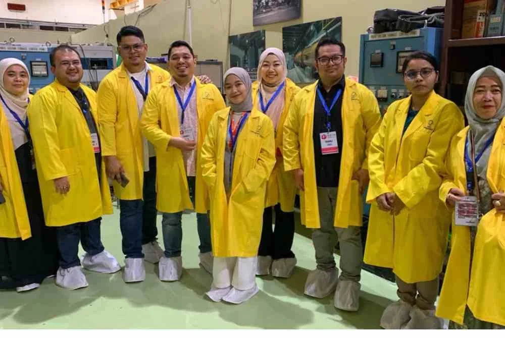 Delegasi akademik daripada Fakulti Pengurusan dan Fakulti Alam Bina dan Ukur (FABU), Universiti Teknologi Malaysia (UTM) ketika mengadakan lawatan kerja ke tapak Reaktor Serba Guna G.A. Siwabessy (RSG-GAS) di Badan Riset dan Inovasi Nasional (BRIN), Serpong, Indonesia baru-baru ini