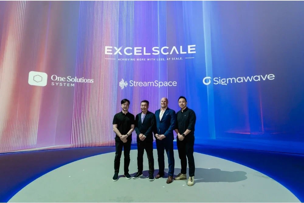 Ketua Pengurus ExcelScale Malaysia, Todd Abraham (dua dari kanan), bersama (dari kiri) Ketua Pegawai Eksekutif One Solutions System, Datuk Wira Tom Chia; Pengasas Bersama ExcelScale, Kay Cheng; dan Ketua Pegawai Eksekutif Sigmawave AI, Dan Lim, ketika melancarkan ExcelScale secara rasmi di Malaysia yang membolehkan perniagaan mengakses serta mengurus lebih 100 model AI terkemuka menerusi satu API.