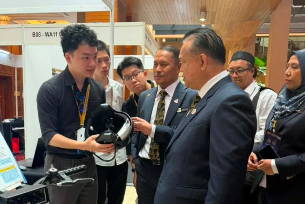 Menteri Kerja Raya, Datuk Seri Alexander Nanta Linggi (dua dari kanan) menyaksikan kreativiti dan inovasi bakat muda kejuruteraan Malaysia menerusi BEM Young Engineering Innovation Trophy 2026 (BEMYEIT 2026). Foto: LJM