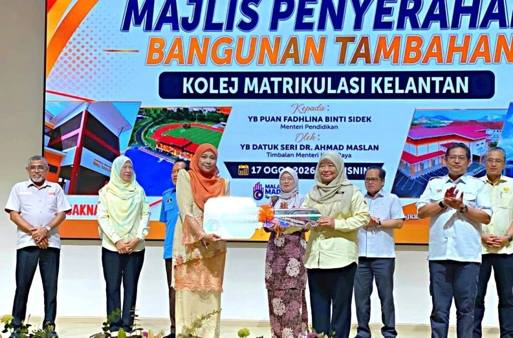 Menteri Pendidikan, Fadhlina Sidek (tiga dari kanan) bersama Timbalan Menteri Kerja Raya (KKR), Datuk Seri Dr Ahmad Maslan (empat dari kanan) menyaksikan penyerahan replika kunci daripada Pengarah Cakna Enterprise Sdn Bhd, Datin Norliza Mohamad Yazid kepada Timbalan Ketua Pengarah Kerja Raya Sektor Bangunan, Ir Maria Marcus selepas Majlis Penyerahan Projek Pembinaan Bangunan Tambahan Kolej Matrikulasi Kelantan di Selising.