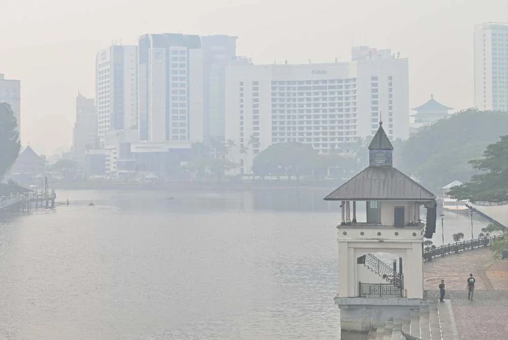 Malaysia akan menggunakan saluran diplomatik peringkat ASEAN bagi mencari penyelesaian isu jerebu rentas sempadan yang melanda beberapa kawasan di rantau ini. Foto Bernama