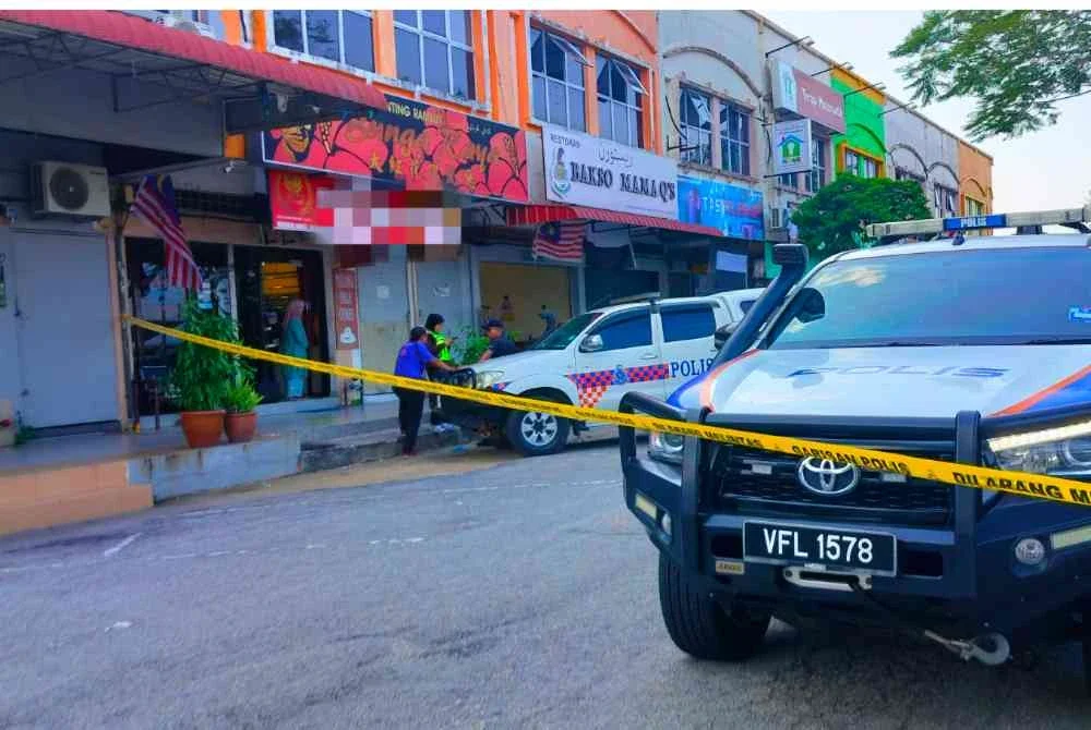 Anggota polis berada di lokasi kejadian untuk siasatan