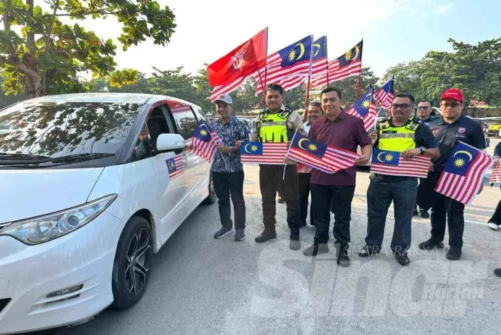 Kesemua peserta yang hadir mengibarkan bendera Malaysia. FOTO: ADILA SHARINNI WAHID