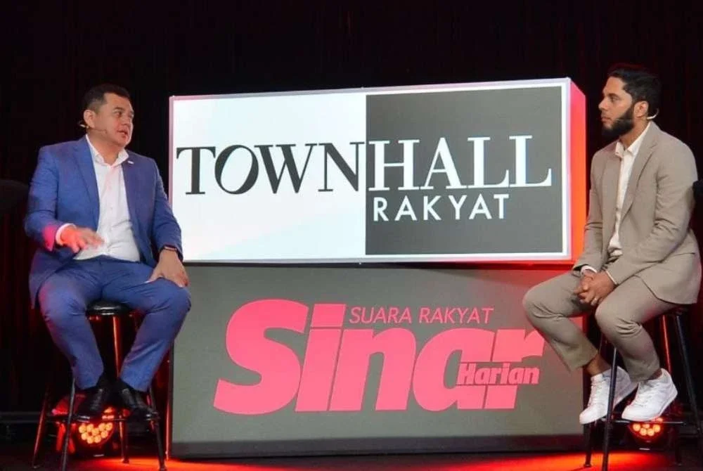 Mohamad Nizar (kiri) dan Fikry pada Program Town Hall Rakyat di Karangkraf pada Jumaat. Foto: ASRIL ASWANDI SHUKOR.