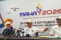 Mohamad (tengah) pada sidang akhbar selepas melakukan tinjauan di tapak MAHA 2026 pada Rabu.
