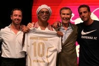 Ronaldinho (dua dari kiri) bakal menyarung jersi nombor 10 bersama Ravenna. Foto AFP