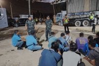 Antara individu yang ditahan dalam serbuan kegiatan cuci pasir haram di Jalan Lapangan Terbang Subang Lama, Shah Alam pada Khamis.