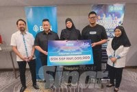 Octaviana (tengah) bersama ahli keluarganya ketika menerima replika RM1 juta menerusi cabutan BSN SSP di Kota Kinabalu.
