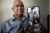 Ahli keluarga mangsa yang terkorban dalam kemalangan lori Jabatan Imigresen Malaysia (JIM) di Jalan Sultan Ismail awal pagi tadi, Mohd Nadzri Razali, 69, menunjukkan gambar keluarga adik perempuannya.