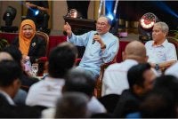Anwar (tengah) menjawab soalan yang diajukan pada Sesi Ramah Mesra Bersama Pengurusan Tertinggi dan Pengurus Lembaga Kemajuan Tanah Persekutuan (Felda) hari ini. Foto Bernama 