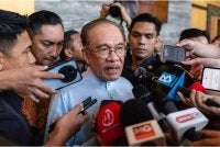  Perdana Menteri, Datuk Seri Anwar Ibrahim bercakap kepada pemberita selepas merasmikan Sesi Ramah Mesra bersama Pengurusan Tertinggi dan Pengurus Lembaga Kemajuan Tanah Persekutuan (FELDA) hari ini. Foto Bernama 