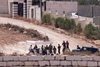 Tentera Israel yang tiba minggu lalu dengan alasan mahu mengusir kumpulan ekstremis itu didakwa sekadar bersandiwara bagi mengaburi mata masyarakat antarabangsa. - Foto Agensi