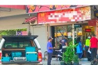 Keadaan di lokasi kedai emas yang menjadi mangsa samun oleh empat perompak bersenjata di sini pada Jumaat