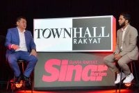 Mohamad Nizar (kiri) dan Fikry pada Program Town Hall Rakyat di Karangkraf pada Jumaat. Foto: ASRIL ASWANDI SHUKOR.