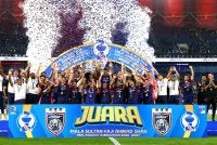 JDT menjulang Piala Sultan Haji Ahmad Shah selepas menewaskan Kuching City FC 3-0 dalam perlawanan Sumbangsih di Stadium Sultan Ibrahim pada Jumaat. Foto: Bernama 