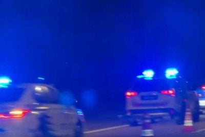 Kenderaan polis di lokasi kejadian di kilometer 9.0 Jalan Persiaran Selatan, Putrajaya, malam tadi.