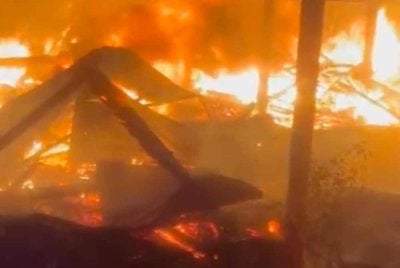 Kebakaran melibatkan sebuah rumah dua tingkat jenis tidak kekal yang musnah 100 peratus.