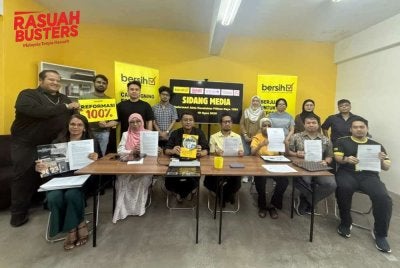 Muhammad Faisal (empat dari kanan) ketika sidang media pada Rabu.