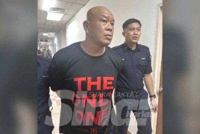 Tertuduh dibawa keluar dari Mahkamah Majistret Johor Bahru selepas mengaku bersalah menghina agama Islam.