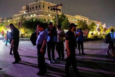 Pihak berkuasa berkawal di luar Hospital Antarabangsa Shifa di Islamabad sebagai langkah berjaga-jaga. - Foto Agensi