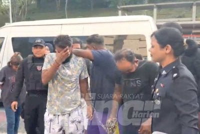 Enam individu termasuk seorang wanita didakwa di Mahkamah Sesyen dan Majistret Johor Bahru pada Jumaat atas kesalahan menculik, samun dan mencederakan dua warga Singapura.
