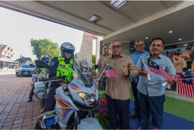 Zamakhshari (dua dari kanan) menyempurnakan penyerahan Jalur Gemilang sempena Majlis Pelancaran Kempen Kibar Jalur Gemilang Peringkat Majlis Bandaraya Ipoh (MBI) 2026 pada Khamis.