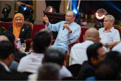 Anwar (tengah) menjawab soalan yang diajukan pada Sesi Ramah Mesra Bersama Pengurusan Tertinggi dan Pengurus Lembaga Kemajuan Tanah Persekutuan (Felda) hari ini. Foto Bernama 