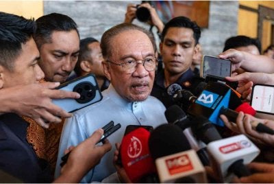  Perdana Menteri, Datuk Seri Anwar Ibrahim bercakap kepada pemberita selepas merasmikan Sesi Ramah Mesra bersama Pengurusan Tertinggi dan Pengurus Lembaga Kemajuan Tanah Persekutuan (FELDA) hari ini. Foto Bernama 