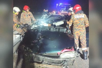 Anggota bomba mengeluarkan kedua-dua mangsa menggunakan peralatan khas.