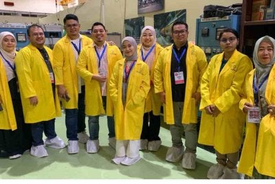Delegasi akademik daripada Fakulti Pengurusan dan Fakulti Alam Bina dan Ukur (FABU), Universiti Teknologi Malaysia (UTM) ketika mengadakan lawatan kerja ke tapak Reaktor Serba Guna G.A. Siwabessy (RSG-GAS) di Badan Riset dan Inovasi Nasional (BRIN), Serpong, Indonesia baru-baru ini