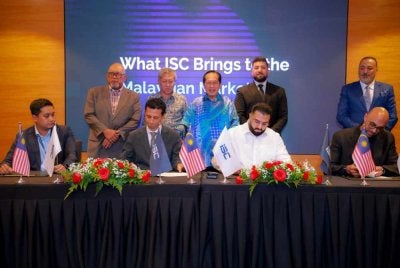 Timbalan Menteri Kerja Raya, Datuk Seri Ahmad Maslan (tengah) menyaksikan Majlis MoU yang ditandatangani oleh Pengasas ISC Global Malaysia, Dr. Ahmed H. Gaweesh (duduk, kanan sekali) dan Haykal Azmi (duduk, kiri sekali) ketika majlis perasmian pejabat baharu ISC Group Malaysia di Petaling Jaya, baru-baru ini.