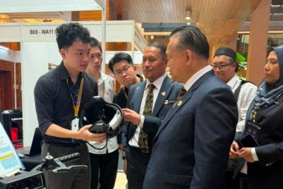 Menteri Kerja Raya, Datuk Seri Alexander Nanta Linggi (dua dari kanan) menyaksikan kreativiti dan inovasi bakat muda kejuruteraan Malaysia menerusi BEM Young Engineering Innovation Trophy 2026 (BEMYEIT 2026). Foto: LJM