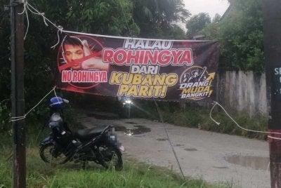 Gegantung yang tertera mesej amaran meminta etnik Rohingya berpindah dinaikkan di Kampung Kubang Parit, Kuala Terengganu.
