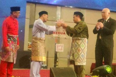 Amirudin (dua dari kiri) melakukan simbolik perasmian pada Majlis Pelancaran RS-2 di sini Jumaat.