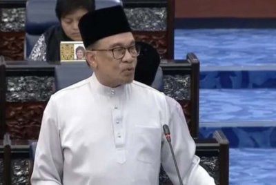 Salwani berkata, Anwar memahami keperitan dan kepayahan golongan M40 kerana mereka mendapat kelayakan bantuan kerajaan yang terhad berbanding golongan B40 sedangkan terpaksa menanggung kos sara hidup yang tinggi di bandar-bandar besar. Foto fail