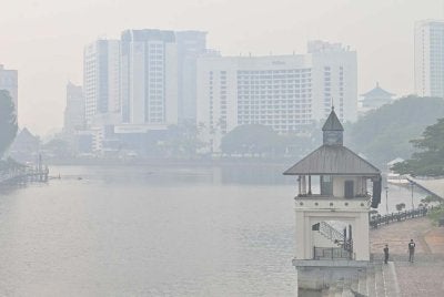 Malaysia akan menggunakan saluran diplomatik peringkat ASEAN bagi mencari penyelesaian isu jerebu rentas sempadan yang melanda beberapa kawasan di rantau ini. Foto Bernama