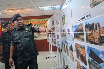 Jafri menunjukkan hasil rampasan dan tangkapan Operasi Gali Mega hasil serbuan di empat premis perlombongan di Perak dan Kedah, Khamis lepas.