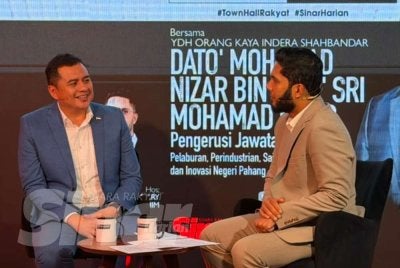 Mohamad Nizar (kiri) menjadi panelis Program Town Hall Rakyat yang dihoskan oleh Fikry Ibrahim di Dewan Karangkraf pada Jumaat.