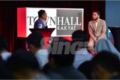 Mohamad Nizar (kiri) pada Program Town Hall Rakyat yang dihoskan Fikry di Karangkraf pada Jumaat. Foto: ASRIL ASWANDI SHUKOR.