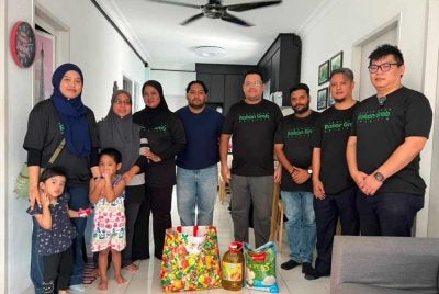 Shanlee (dua dari kanan) bersama AJK Rakan Grab dan wakil Grab Malaysia ketika menziarahi balu pemandu e-hailing, Nur Ermaidayu Ramli (dua dari kiri).