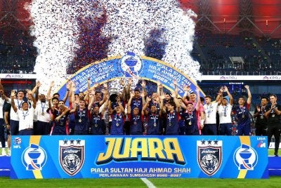 JDT menjulang Piala Sultan Haji Ahmad Shah selepas menewaskan Kuching City FC 3-0 dalam perlawanan Sumbangsih di Stadium Sultan Ibrahim pada Jumaat. Foto: Bernama 
