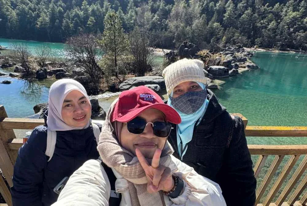 Penulis (kanan) bersama Nur Izzati (tengah) dan Norazlina bergambar di Lembah Blue Moon.