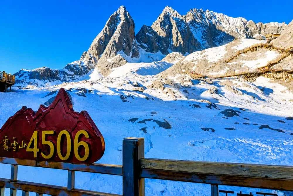 Papan tanda menunjukkan ketinggian Gunung Salji Jade Dragon adalah 4,606 meter dari aras laut.