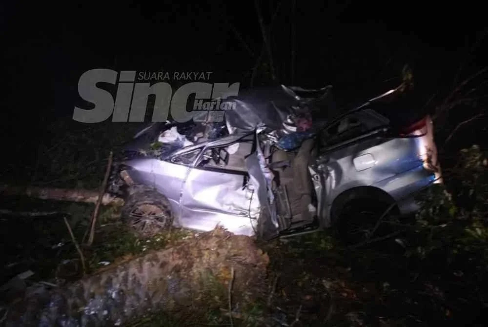Keadaan MPV dinaiki tiga beranak yang terbabas jatuh gaung di Jalan Kuantan-Seremban pada Jumaat.